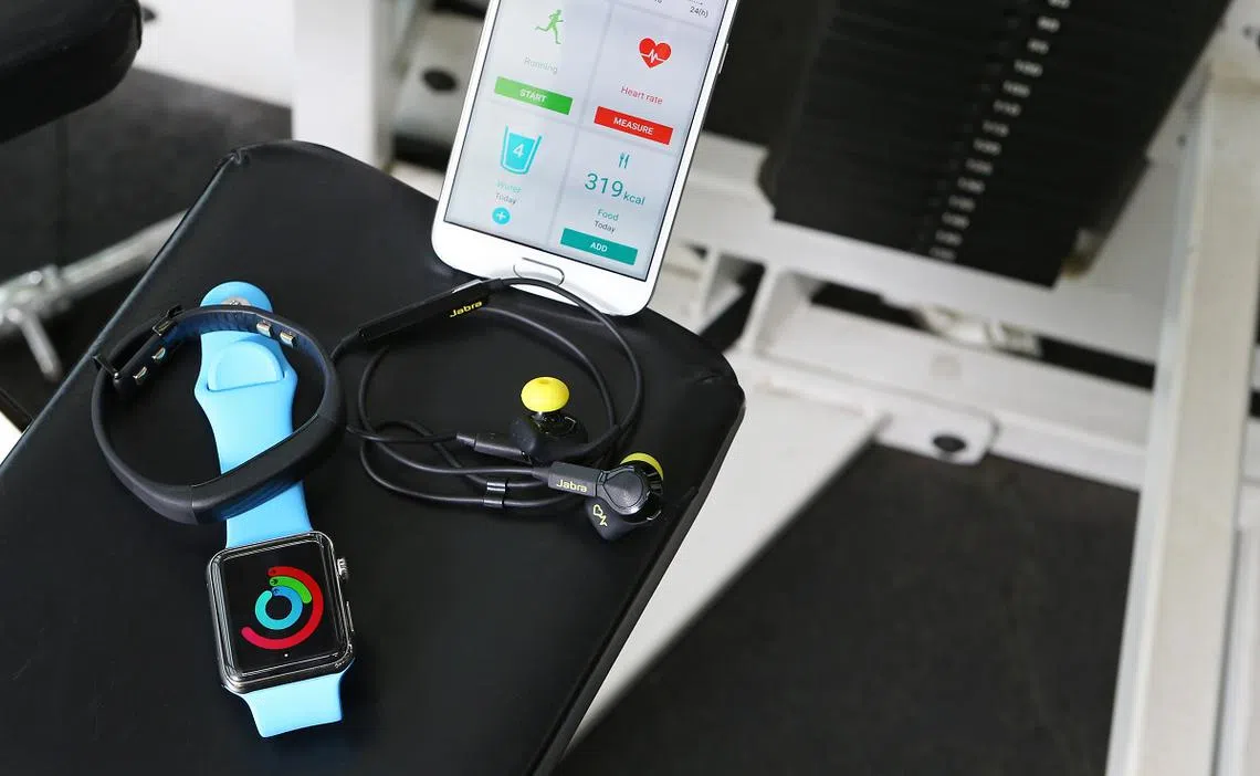 调查发现，85%的新加坡人通过穿戴设备及应用，积极参与健康活动。（联合早报档案照片）