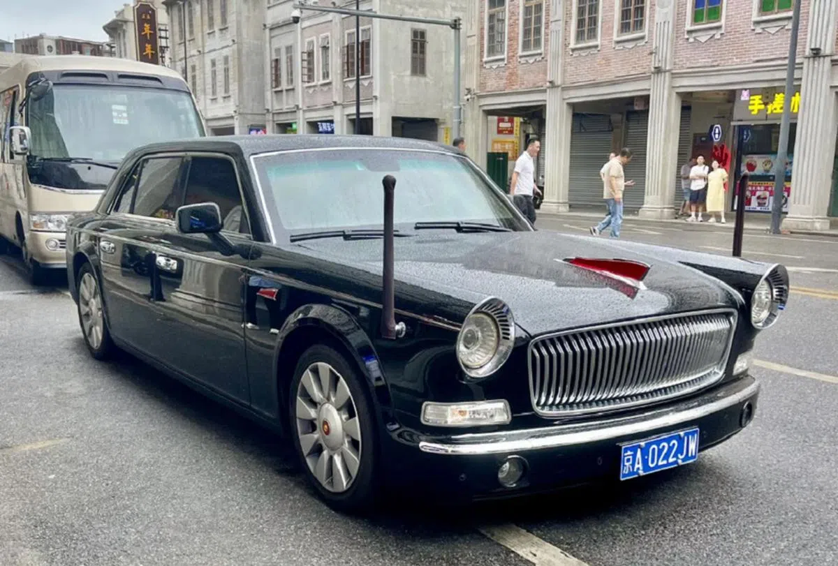 罕见的车牌与车款在广东汕头街头出现，令当地市民不禁猜想，哪位大人物即将现身。（视频截图）