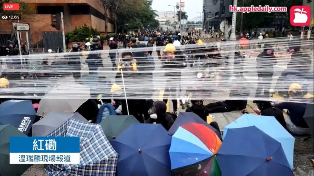  保鲜膜被用来当路障。（（苹果日报直播视频截图）） 