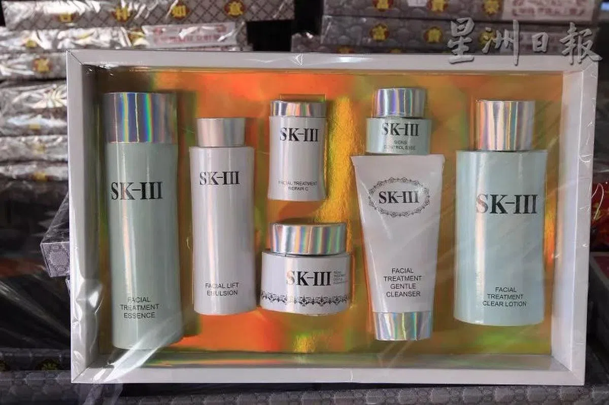  当我们连贵妇护肤品SK-II都用不起的时候，祖先已经用上了SK-III，落后的是我们！SK-III是不是比我们用的真的SK-II会好用一倍？（星洲日报） 