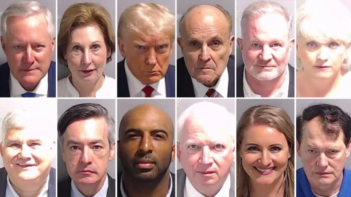 包括特朗普（上排左三）和其私人律师、前纽约市长朱利安尼（上排左四）在内，共有12人因2020年试图推翻乔治亚州总统选举成绩一案而被提控，并在富尔顿监狱留下狱照。（富尔顿监狱）