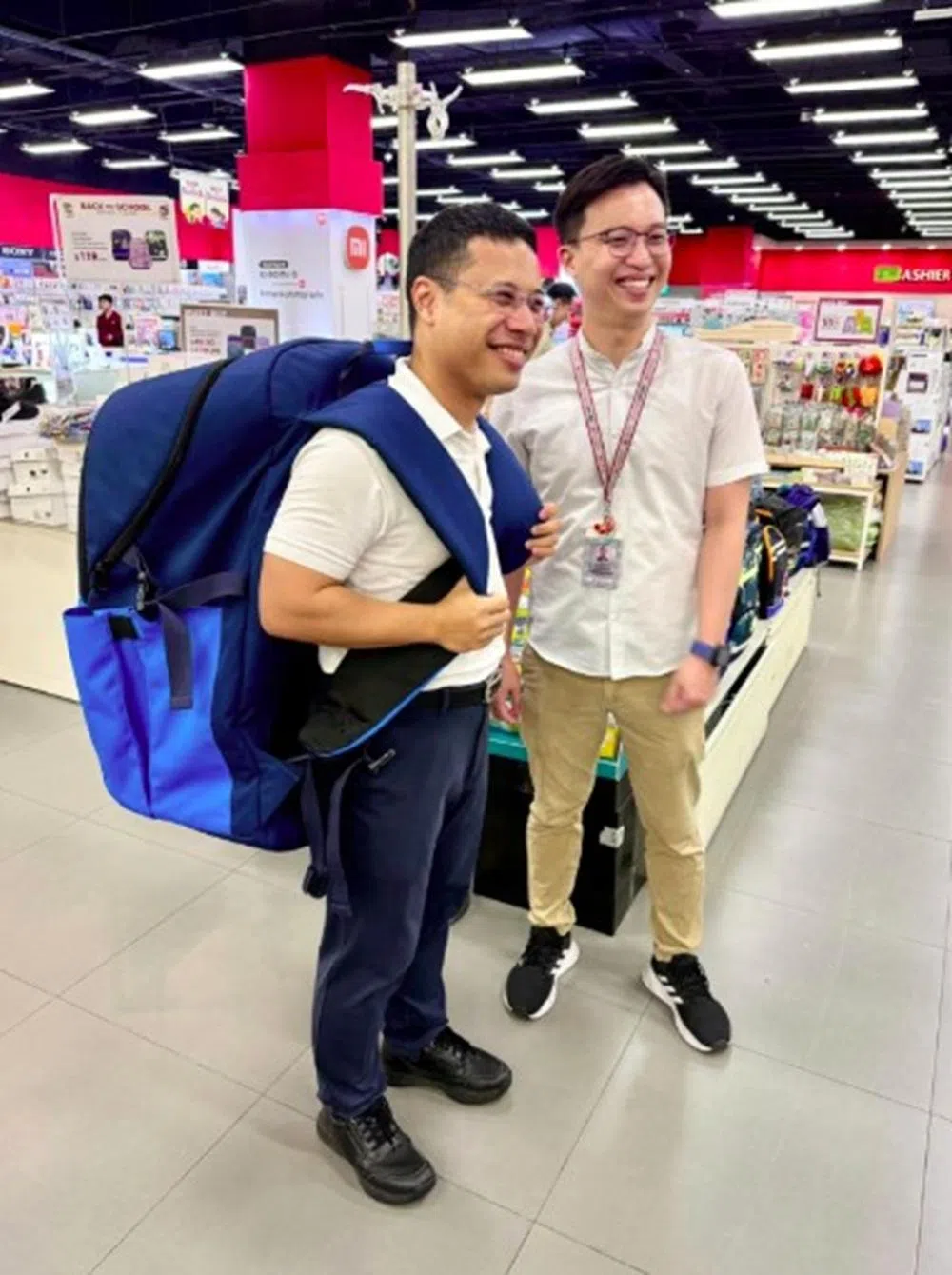 恭喜教育部长李智陞金榜题名，大书包里面装的，都是回答议员提问的参考资料吗？