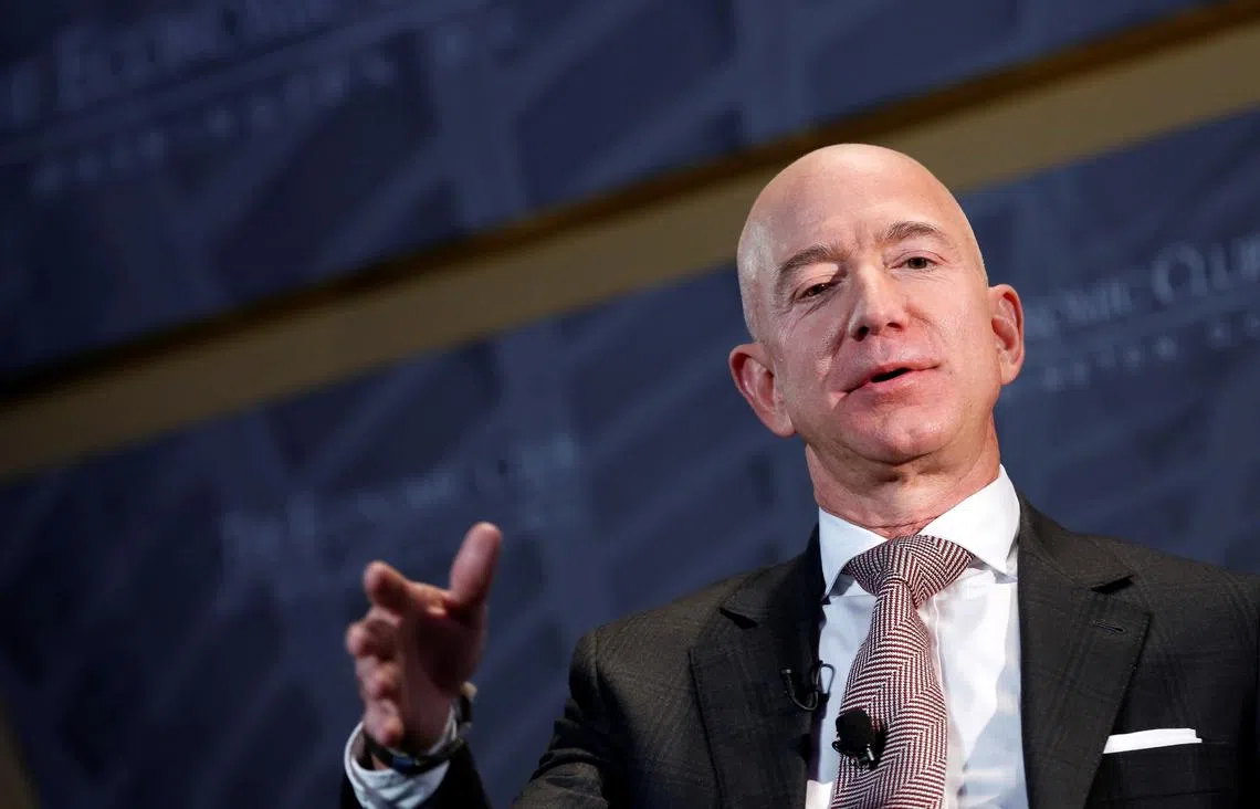《2021年福布斯富豪榜》的榜首是亚马逊创办人贝佐斯。（路透社）