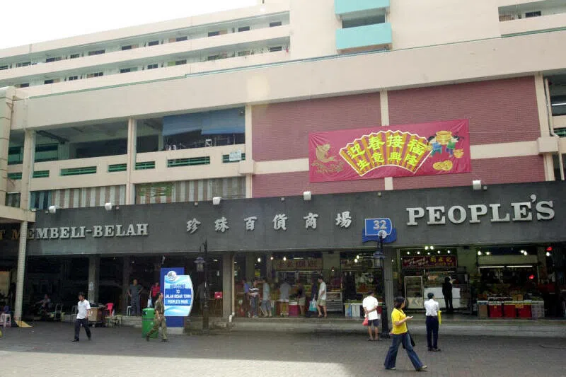 珍珠坊熟食中心就在珍珠百货商场一楼。