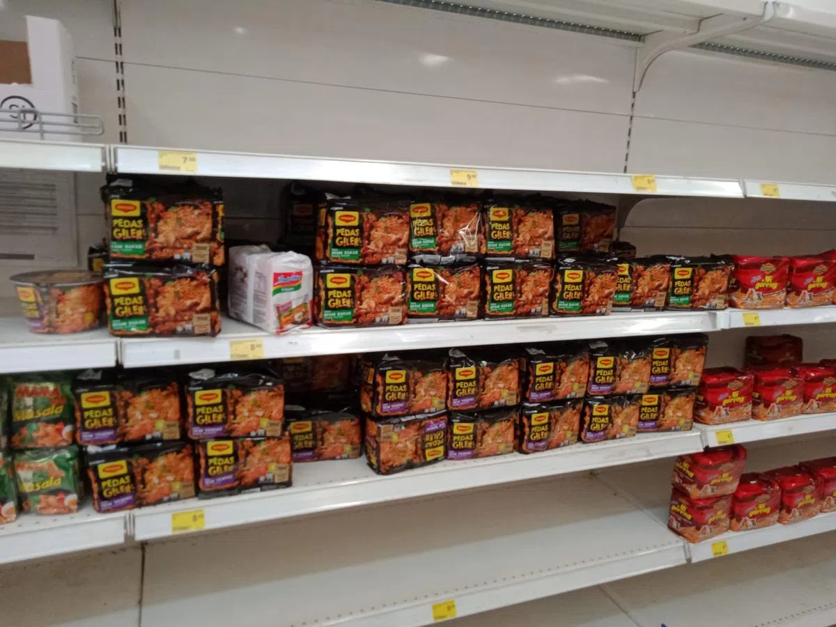  辛辣口味的快熟面明显不受落。（李国豪摄） 