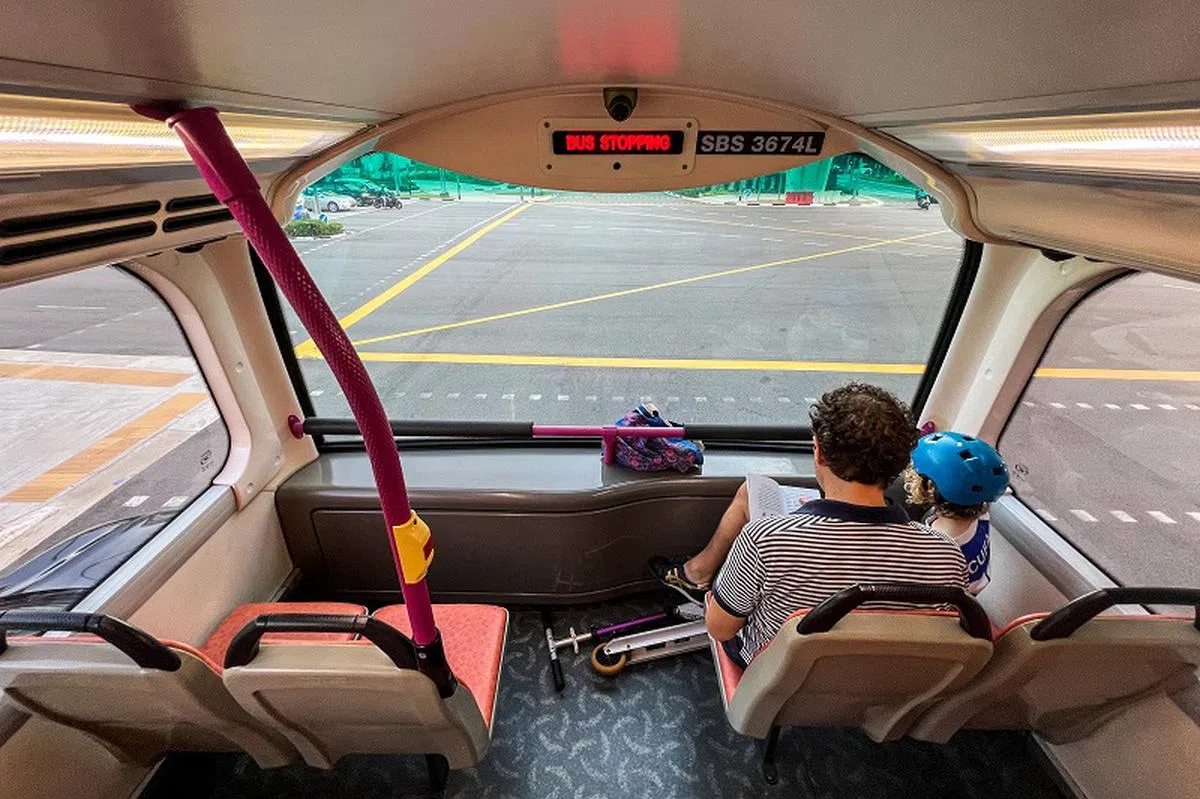 席尔瓦说，她上巴士后都会选择到顶层，找个舒适的座位阅读。（联合早报示意图）