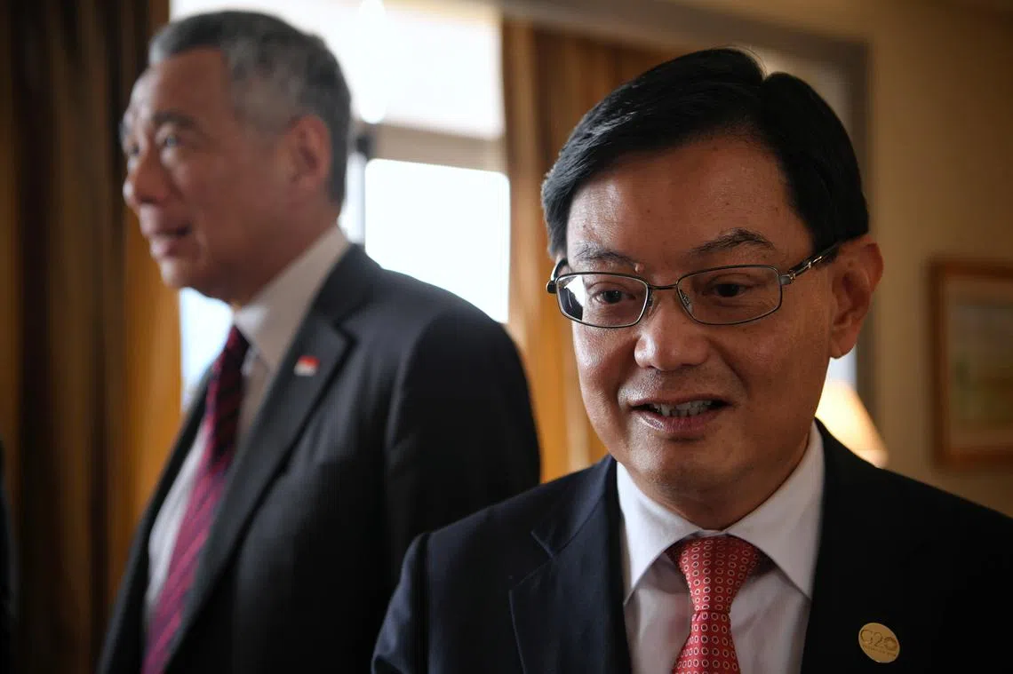 新一代领导层有必要直面过往的政策错误。图为总理接班人王瑞杰（右）和总理李显龙（左）。（海峡时报）