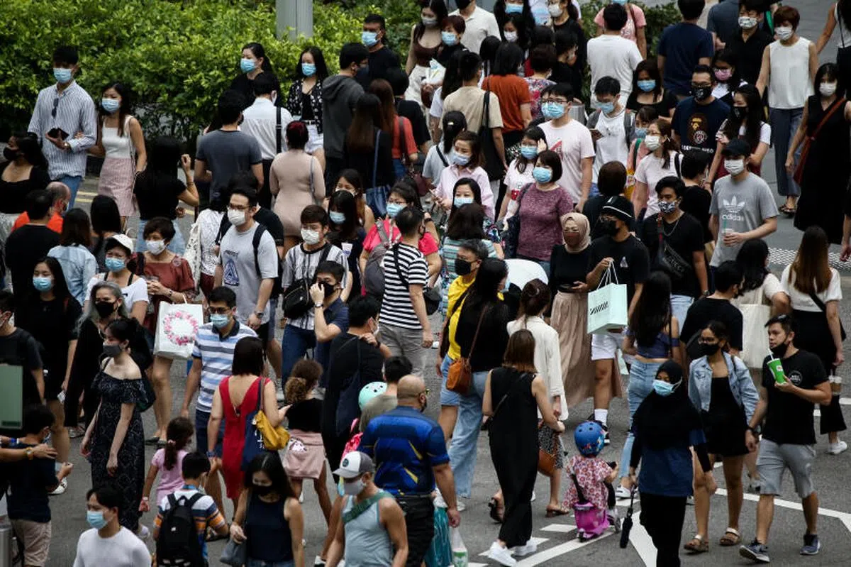  解封期第二阶段路上的人潮。（联合早报） 