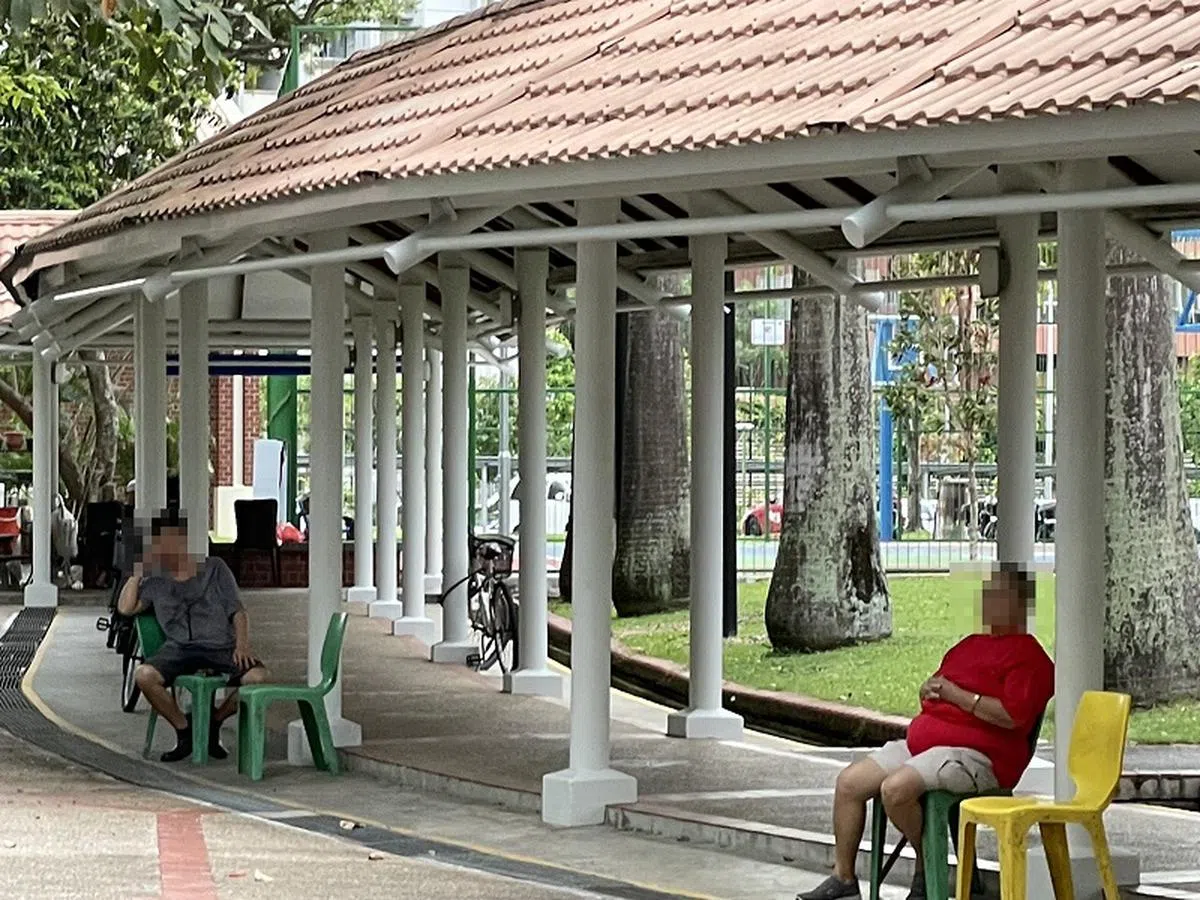 有烟民说，选择在有盖走道下抽烟，是为了避免被当局的执法人员逮捕。（海峡时报）