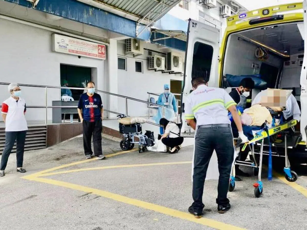  唐丽娟在两国救护车接力载送下安全回到老家。（曾茄恩面簿） 