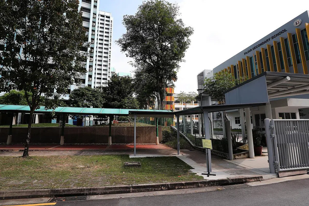  励进中学（Fajar Secondary School）外的有盖走廊（海峡时报） 