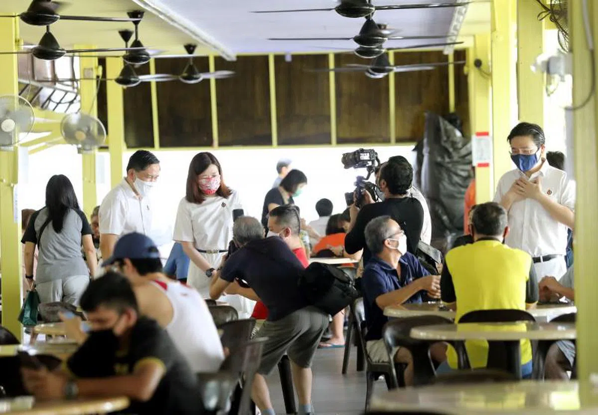  黄循财（右一）表示他只利用抗疫跨部门工作小组工作以外的时间去拜访其竞选的马西岭—油池集选区选民。（联合早报） 