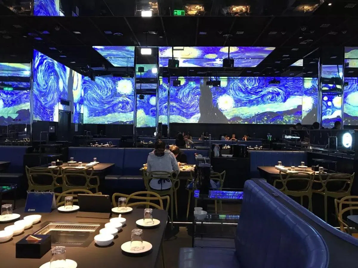  位于北京的全球首家智能海底捞。（新浪财经） 