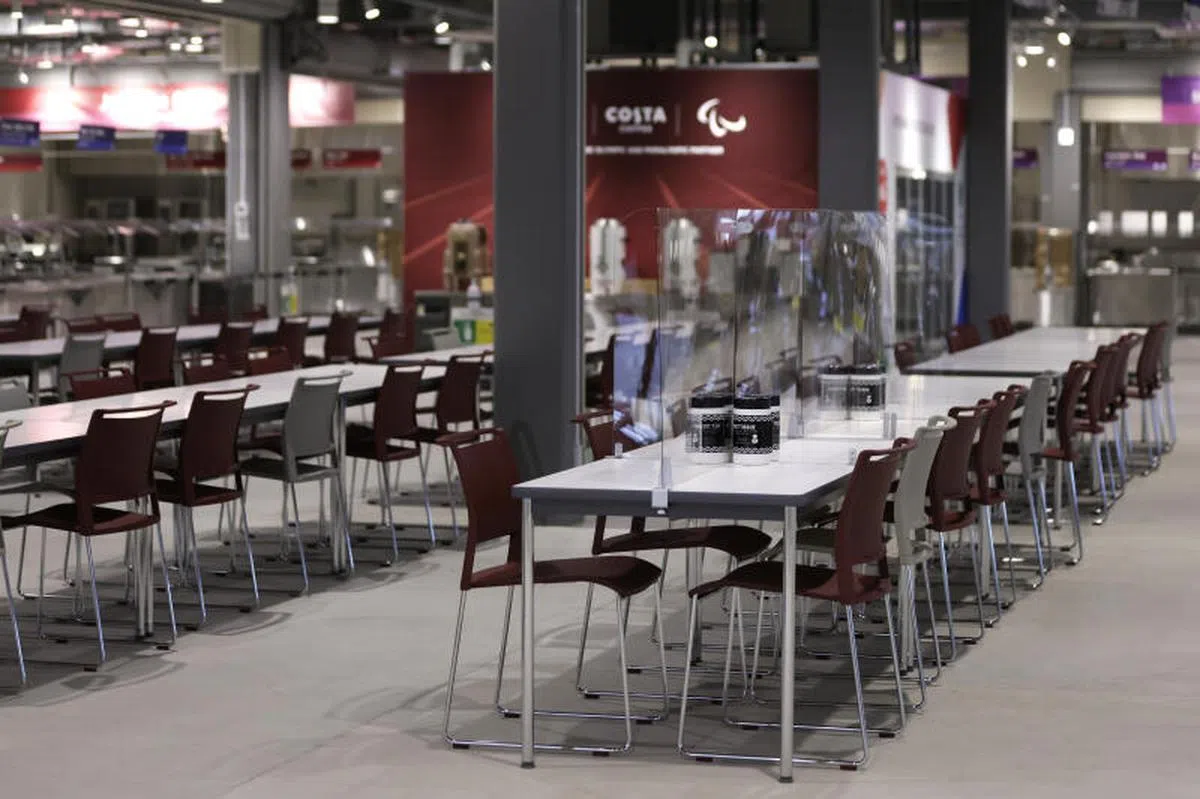  每个座位间都附有透明塑料隔板。（路透社） 