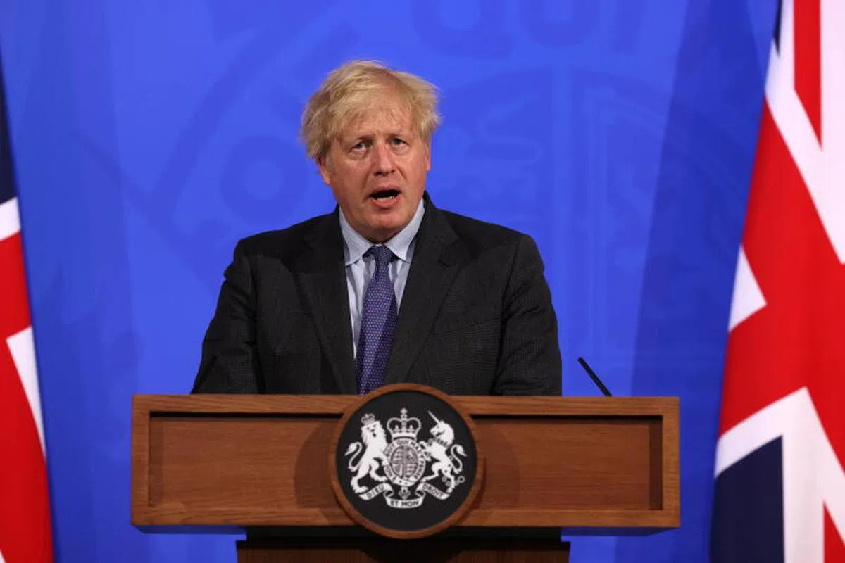  英国原订在来临周一（21日）全面解封，但因忧虑德尔塔变种毒株或进一步扩散，不得已必须“喊卡”。英国首相约翰逊在前天（14日）宣布，将推迟一个月执行最后阶段的解封措施。（路透社） 