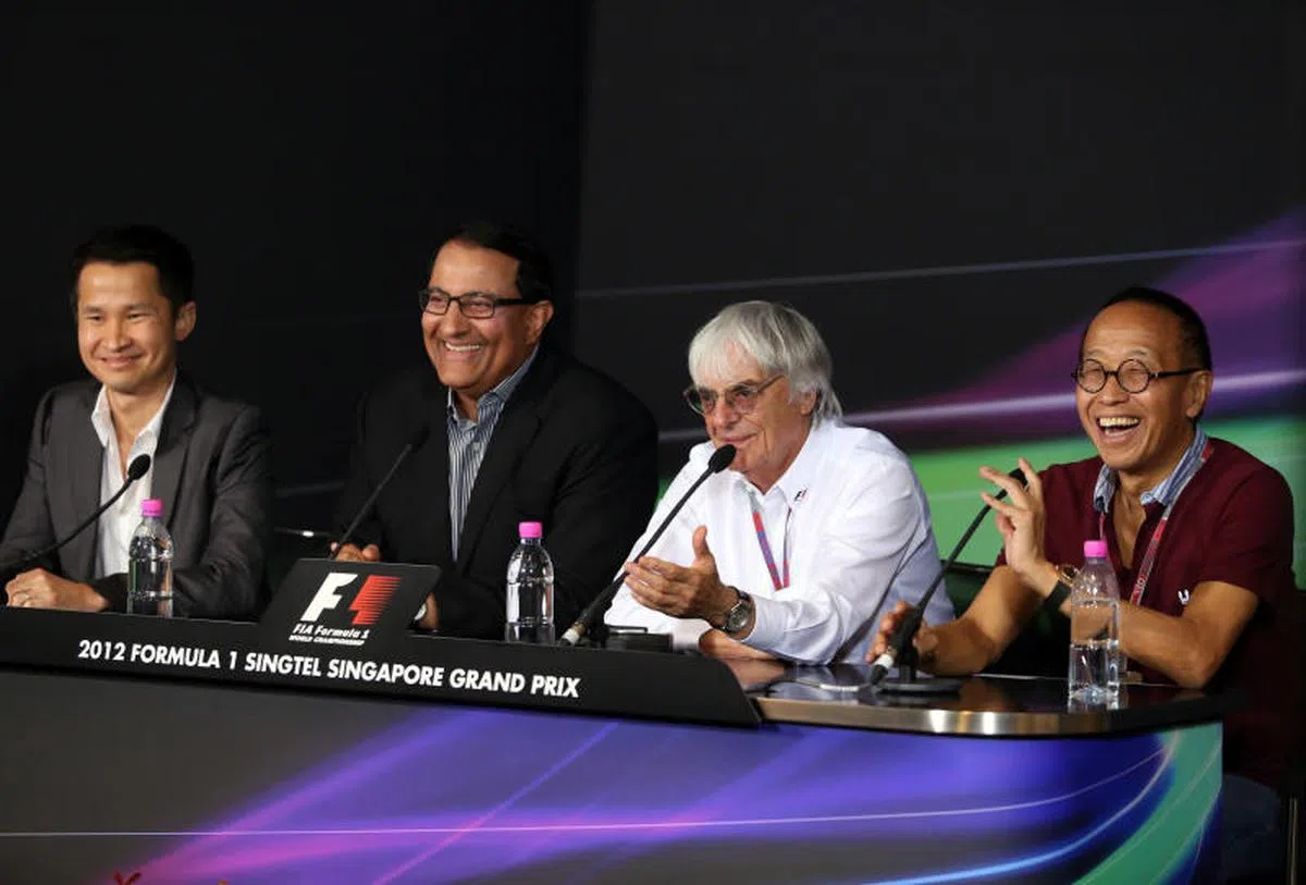 2012年，新加坡旅游局局长杨汉忠（左起）、总理公署部长兼内政部及贸工部第二部长易华仁、F1总裁埃克尔斯通和新加坡赛车公司老板王明星一起宣布，F1赛车新加坡大奖赛将继续举办至2017年。（联合早报）