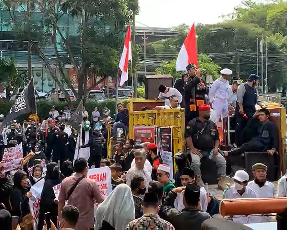 北苏门答腊省首府棉兰的回教组织联盟成员5月20日到新加坡驻棉兰总领事馆外示威。当中有人举着“新加坡是马来人土地，不是华人资产”的标语。（《棉兰论坛报》面簿截图）