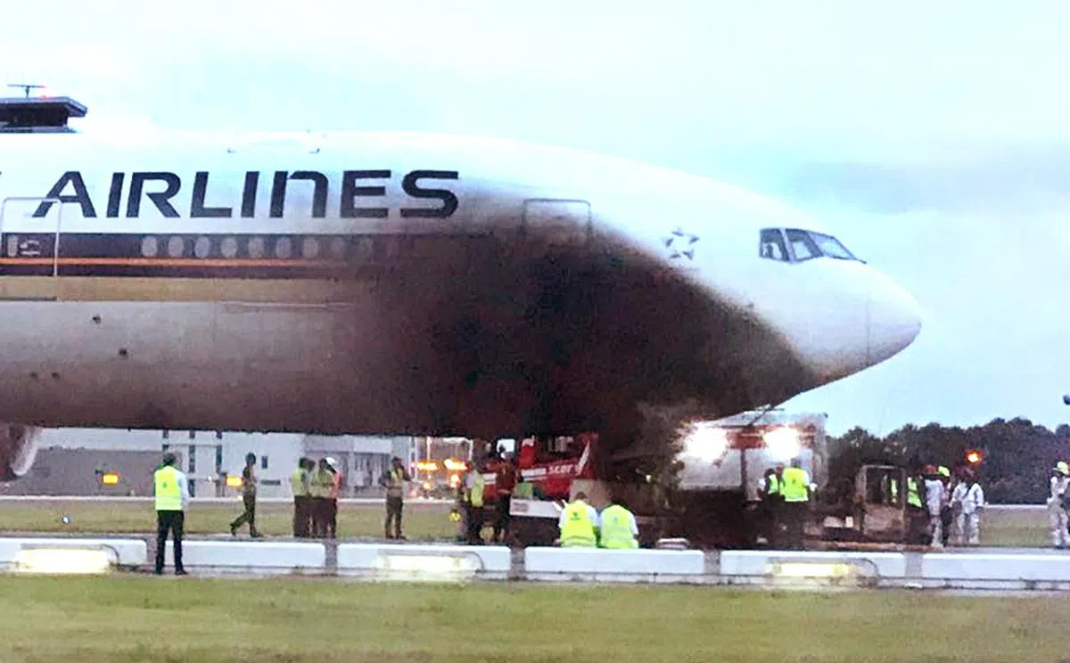  负责新航客机的牵引车今早起火，机身焦黑一片（互联网） 