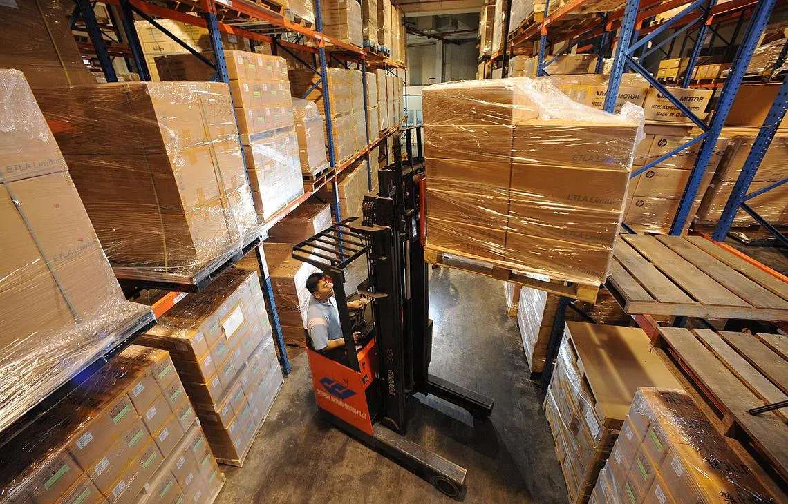 仓储物流业在萧条的就业市场中逆势而起。（海峡时报）