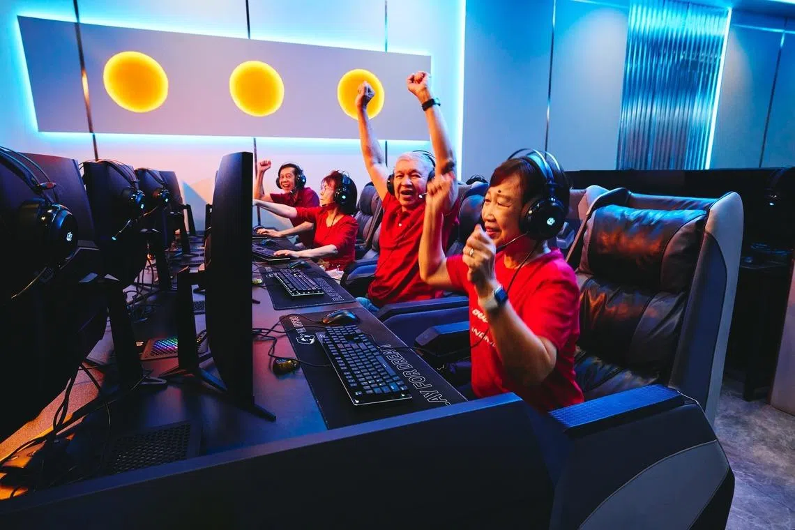 SQUAD2X2每周两次准时上线游玩《Counter-Strike 2》，与来自不同年龄层的玩家同场竞技。