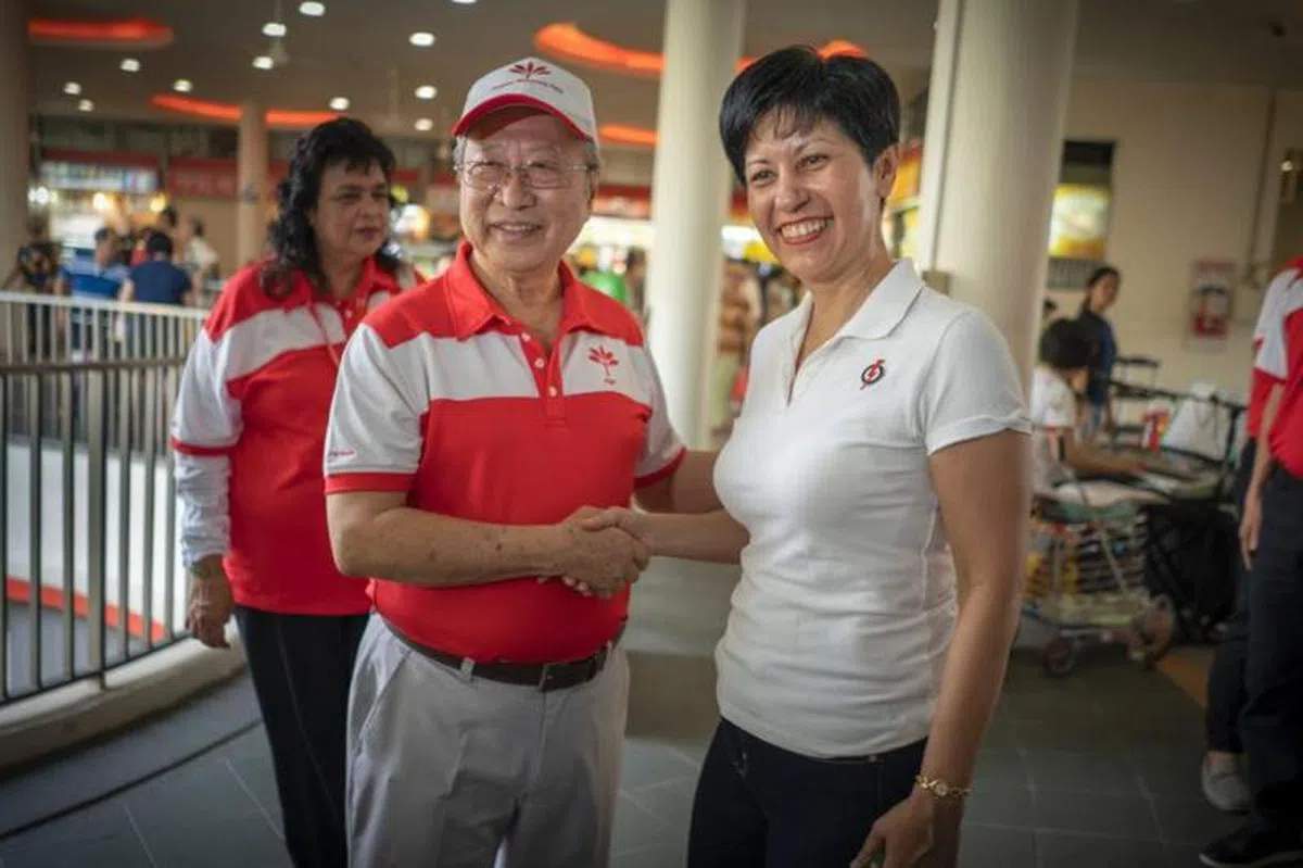  陈清木在中峇鲁小贩中心偶遇丹戎巴葛集选区议员英兰妮与她握手寒暄。（陈清木面簿） 