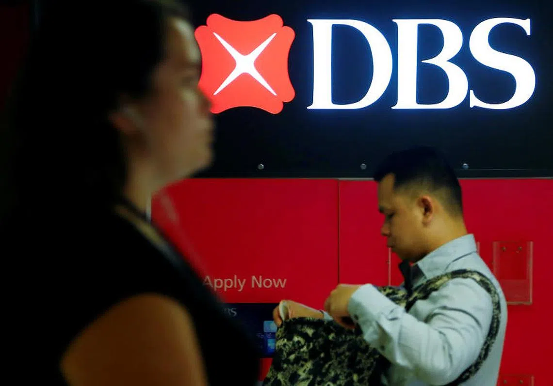 星展和储蓄银行的数码服务系统连续两天出现故障，金管局将考虑对其实施适当的监管。（路透社）