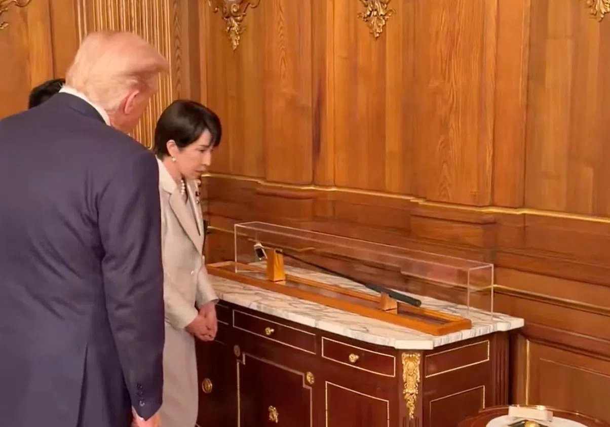 高市早苗将日本已故前首相安倍晋三曾使用过的高尔夫球杆赠送给特朗普。