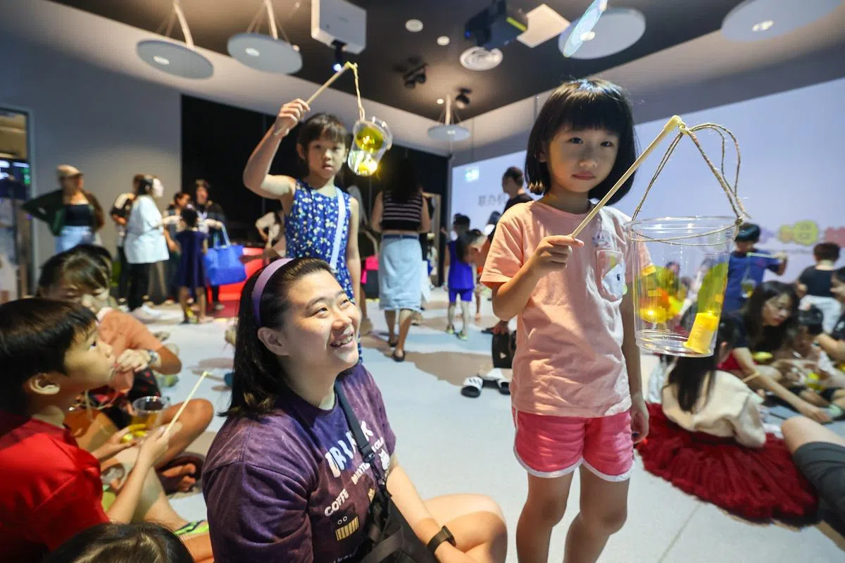 传统华族节日中秋节是让新加坡年轻人接触华族文化、爱上华族文化的好机会。（联合早报）