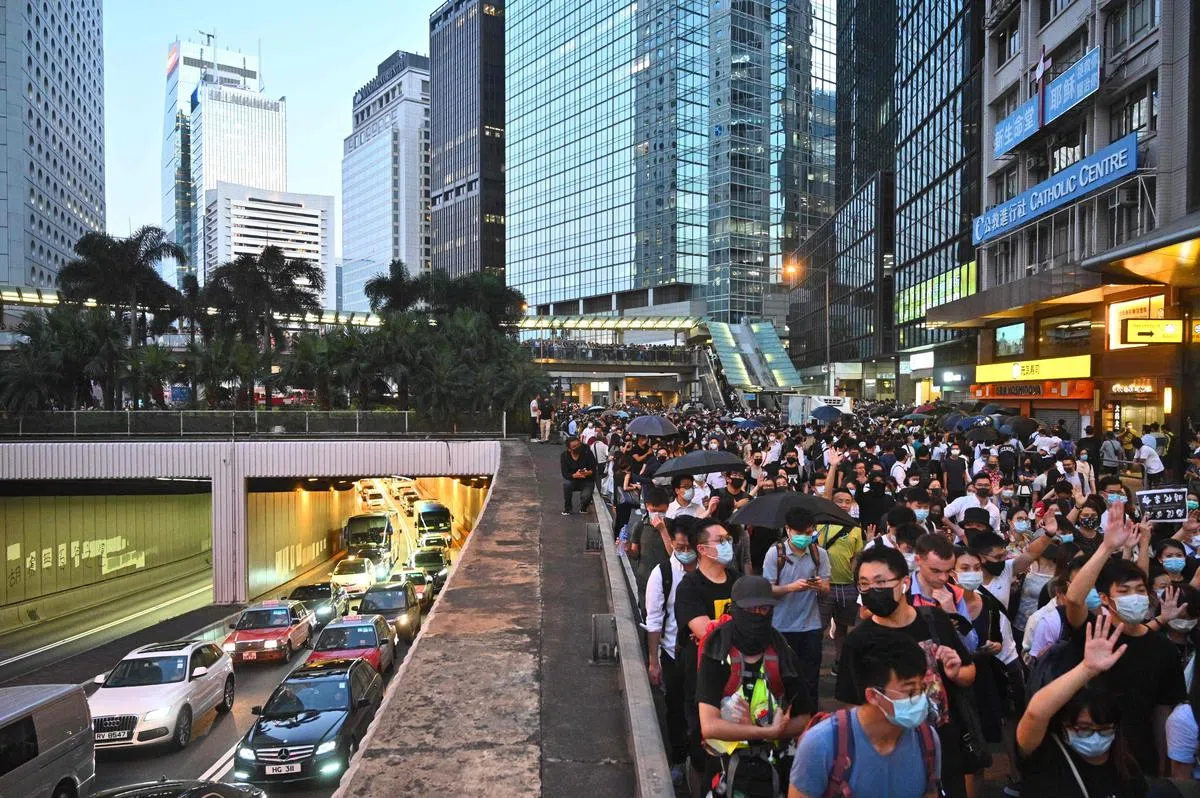  示威者涌入中环抗议港府实施《禁蒙面法》。（法新社） 