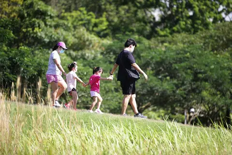 国大一份研究指出，拥有两个小孩的双亲家庭，每个月的基本生活所需可能高达6426元。（联合早报）
