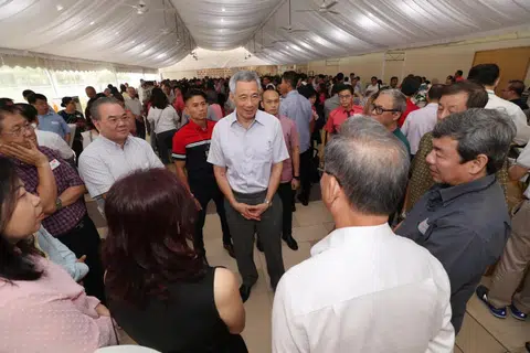 李显龙总理本月14日在茨园民众俱乐部举行的“咖啡聊天室”闭门对话会上，与530名基层领袖进行对话。（通讯及新闻部提供）