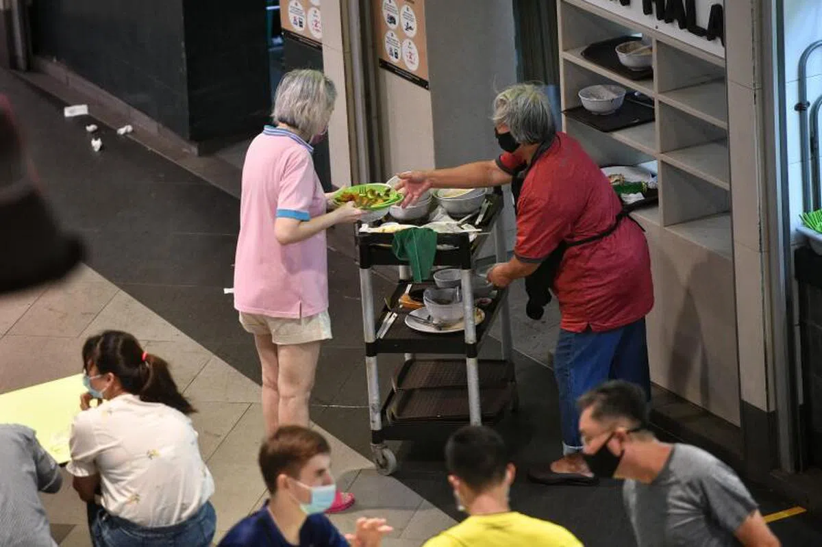  用餐后归还餐具。（海峡时报） 