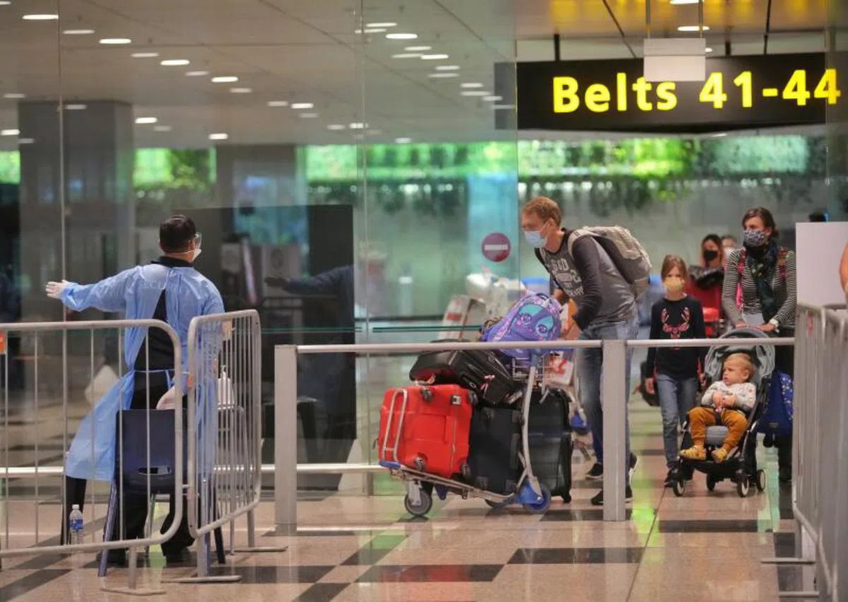 疫苗接种者旅游走廊计划（VTL）扩大至11国后的首趟航班。上周三（10月20日），约有80多名乘客从荷兰阿姆斯特丹飞抵新加坡。（联合早报）