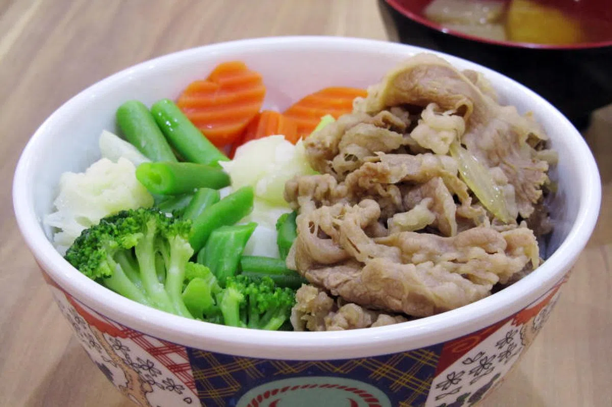  以前吉野家卖400日元的盖饭，现在只卖350日元。（联合晚报） 