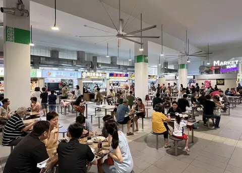 一项调查指出，国人若三餐都在小贩中心等平价餐饮场所解决，平均每日花费为16.89新元。（海峡时报）