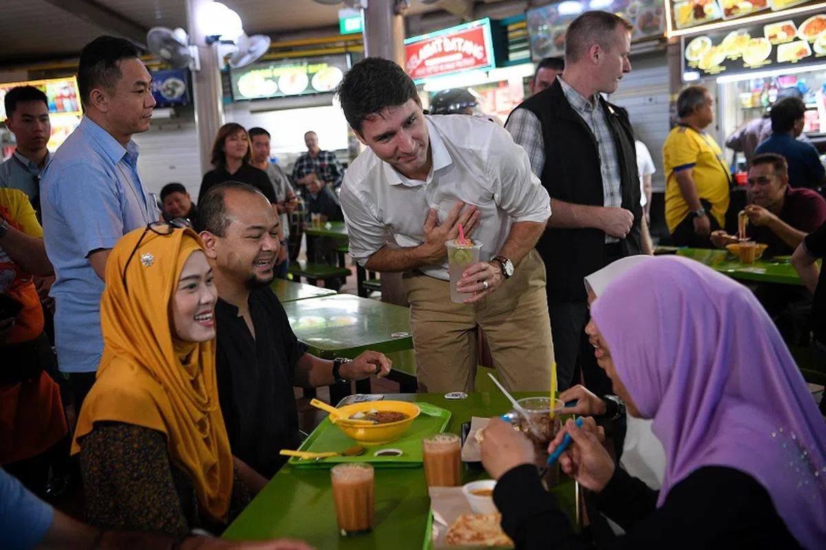  特鲁多懂得用标准的回教问候方式来与马来食客互动。（海峡时报） 