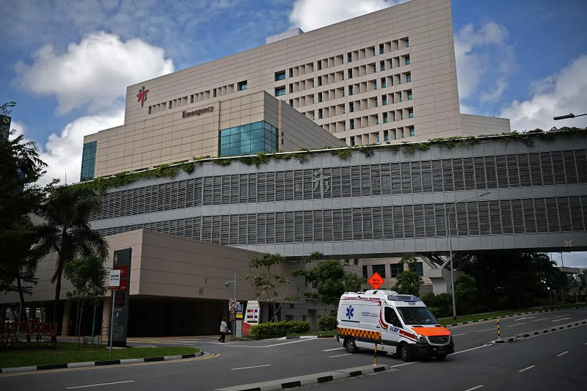  一位男士长者，近日到陈笃生医院去了两趟，结果都给医护人员惹到很不开心。（海峡时报） 