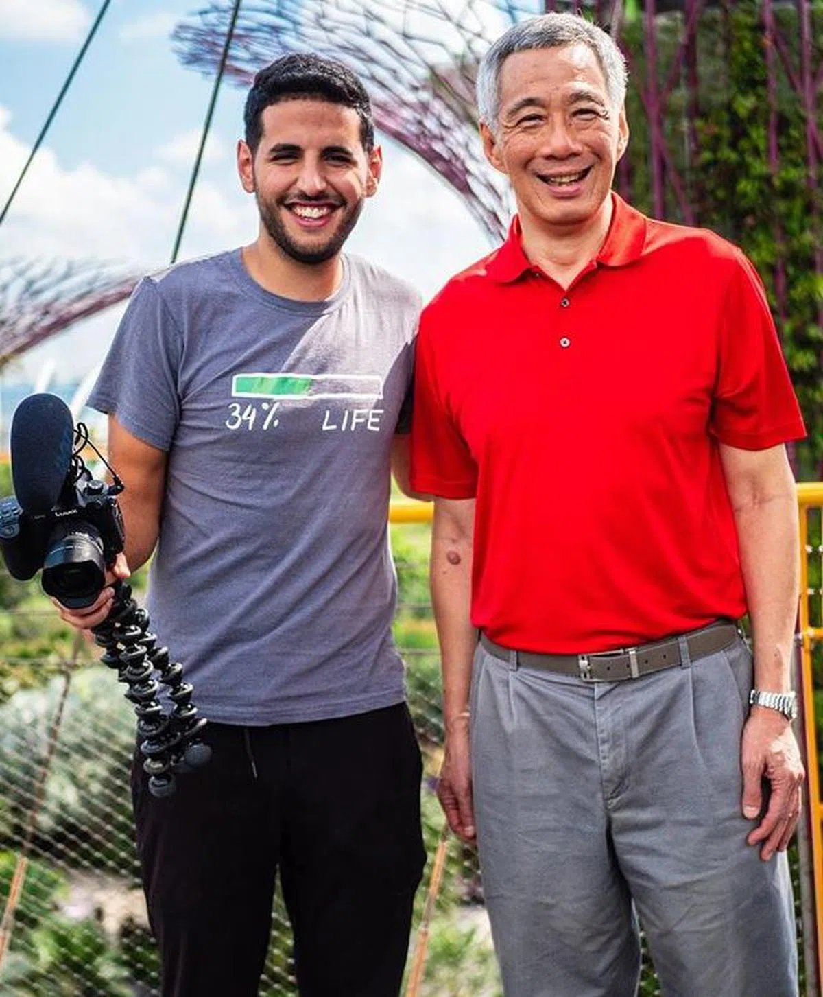  亚新（左）和李总理（右）合影（Nas Daily's Instagram） 