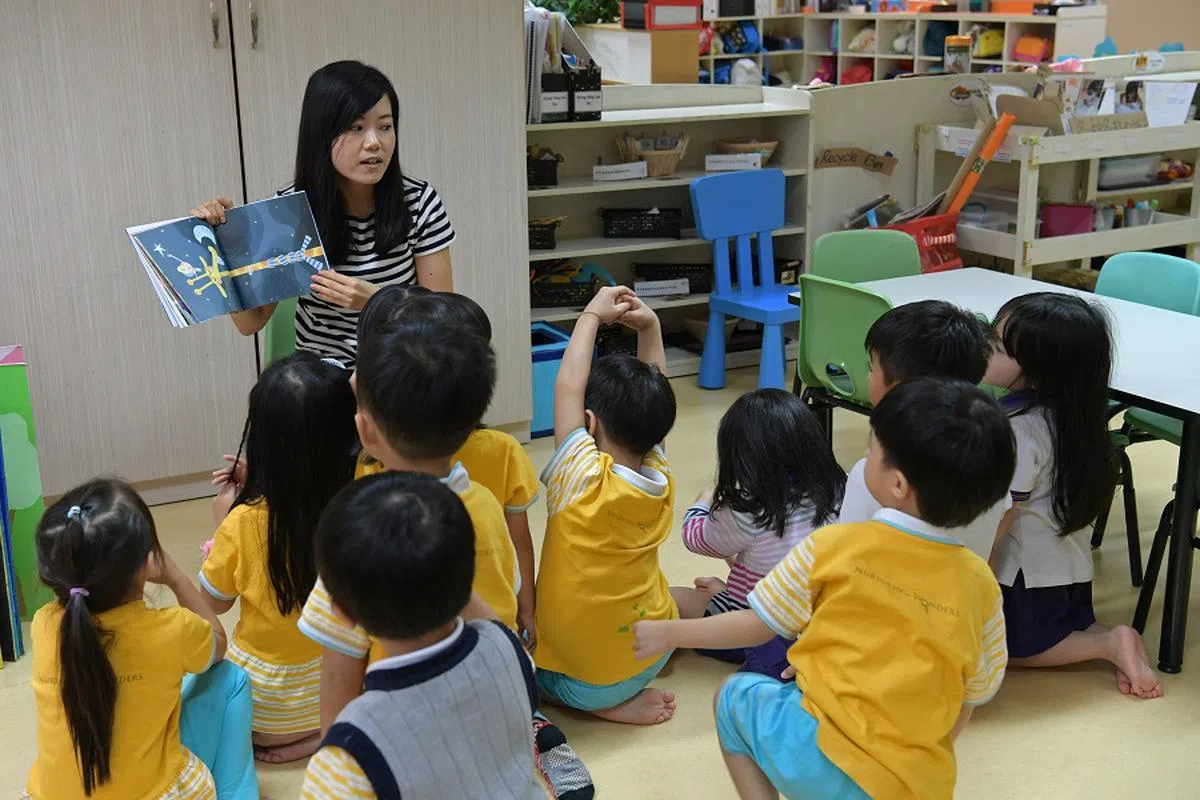 幼儿园教师上课时，几乎无法离开学生半步，难以完成行政工作。（海峡时报）