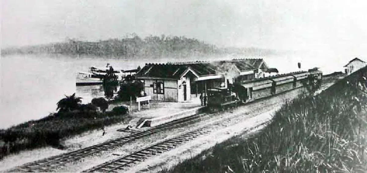 1910年的兀兰火车站及码头，当时新加坡与新山不通车，要过岸得先搭火车后乘渡轮。（维基百科）