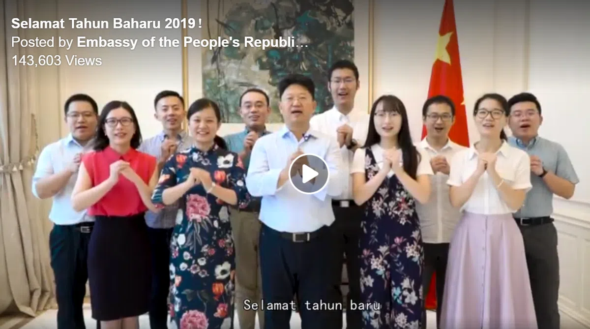  中国驻马来西亚大使白天（前排中间，穿白色长袖衬衫）带领使馆青年外交官向马国民众拜年。（面簿截图） 