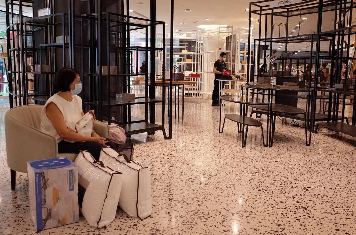 罗敏申关门前，各族顾客临别之际都来逛逛缅怀一番，遥相当年年少时。（海峡时报）