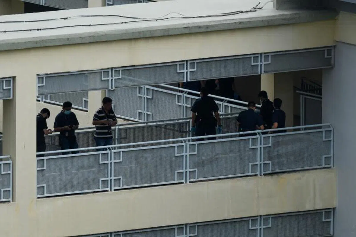  警方在校园内调查案情。（法新社） 