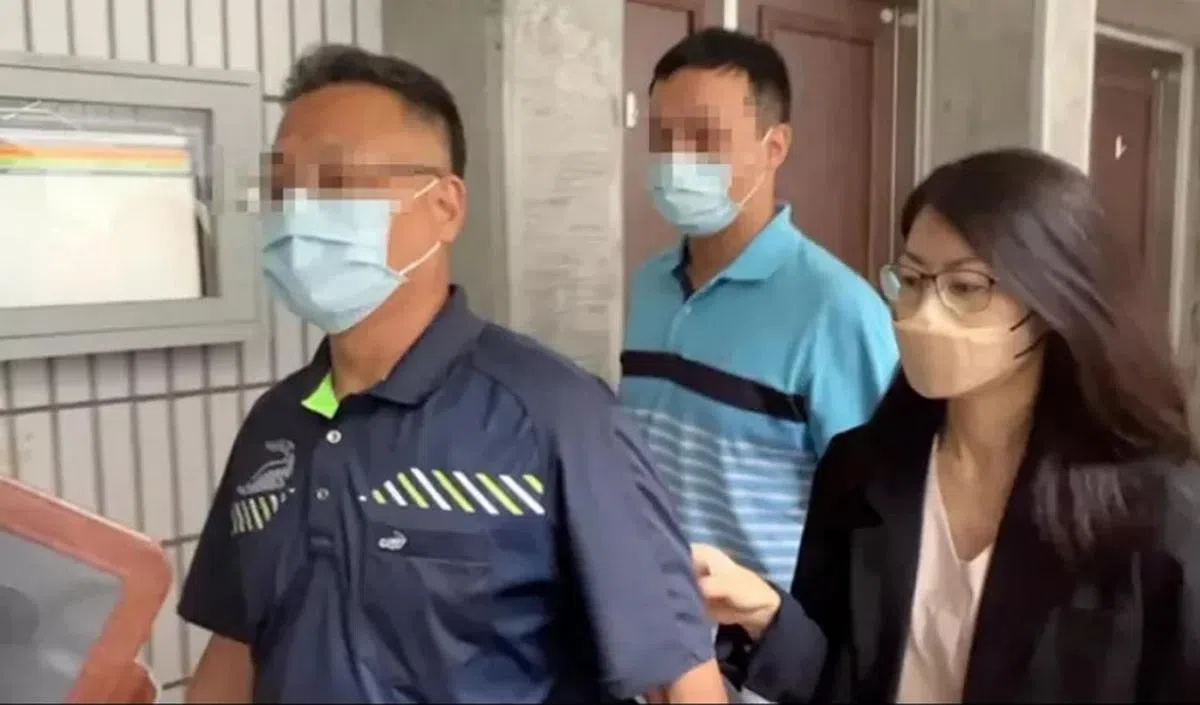 夏姓男（中）和父亲（左）在律师陪同下，接受检察官审问长达5小时。（台湾联合新闻网）