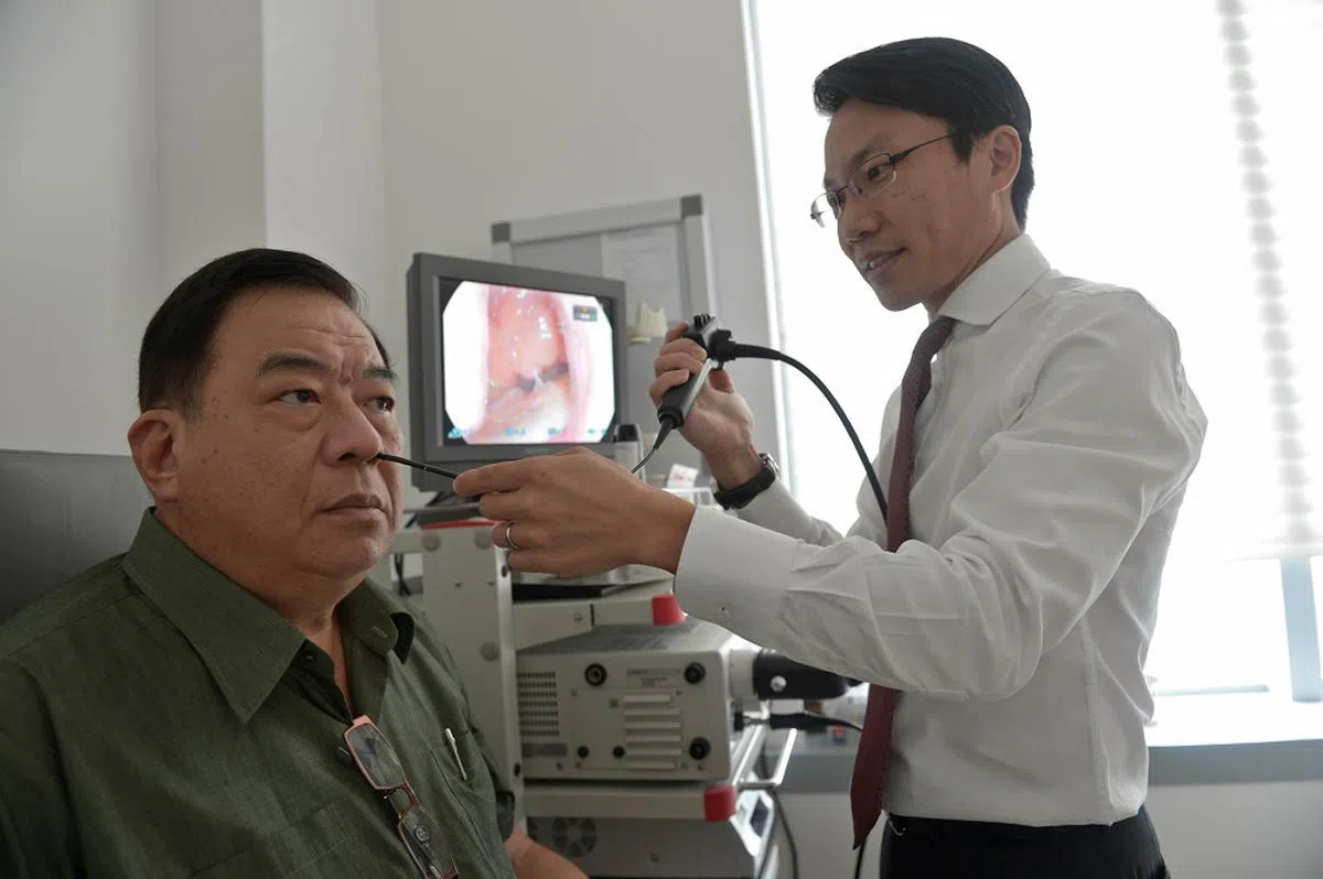 鼻内窥镜检查。（海峡时报）