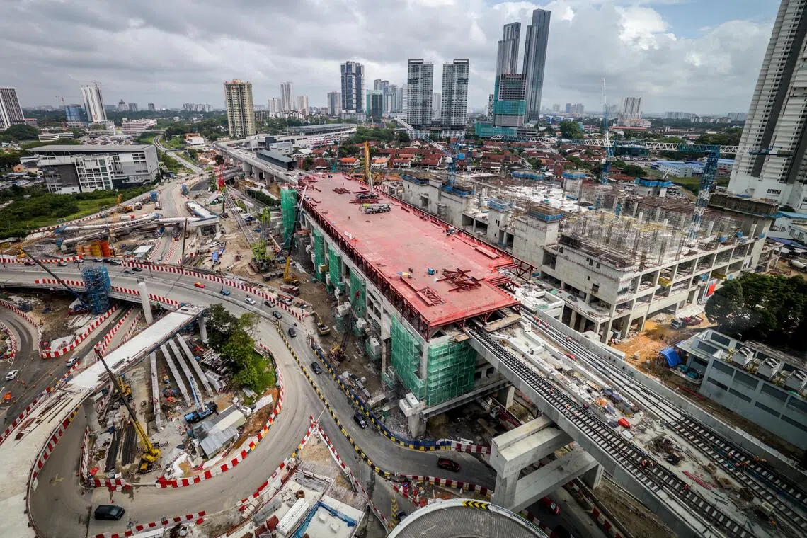 新柔地铁在新山的武吉查卡（Bukit Chagar）车站。新柔地铁2026年底通车后，将大大改善新柔交通，有助于柔新经济特区吸引高技能人力。