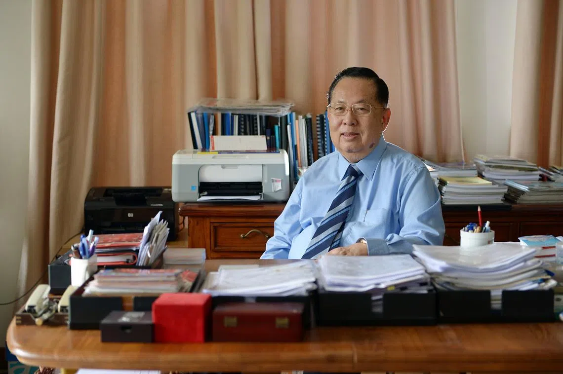 将半生（40年）都献给公共服务，过去四年半与病魔对抗的前高级公务员严崇涛，昨早（8月20日）辞世，享年83岁。（海峡时报）