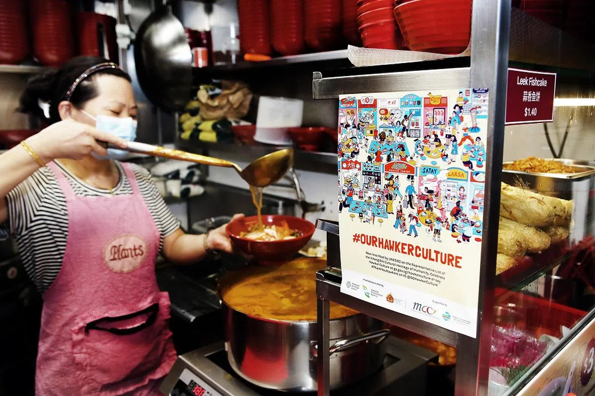 国家文物局、国家环境局和全国商联总会联合推出显示小贩文化成功申遗的“小海报”。（联合早报）