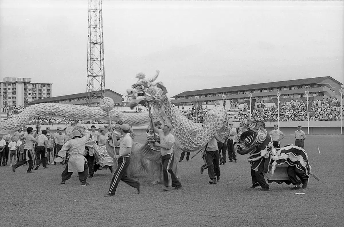 裕廊体育中心庆典的龙狮表演。（南洋商报）