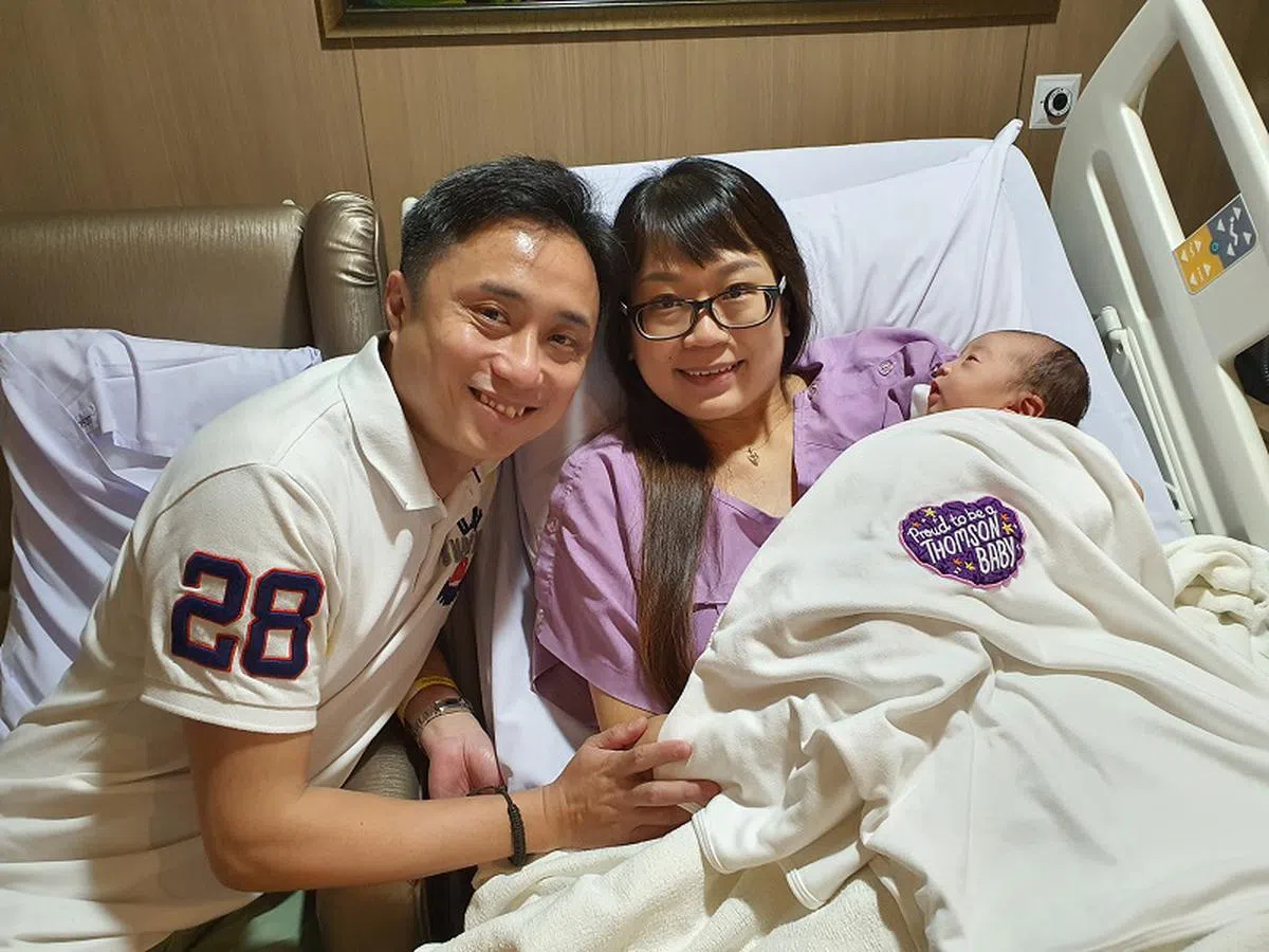 王爱娟（右）和施志胜结婚12年后，在虎年年初一零时零秒迎来首个宝宝。夫妻俩早在三四个月前就打算为她取名“Ariele”。“我太太的英文名是‘Angela’，我的是‘Alfred’，都是六个字母并以‘A’开头。”（康盛医院提供）